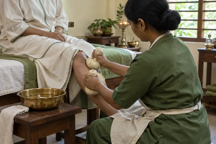 Navarakizhi rice bundle treatment for the knee